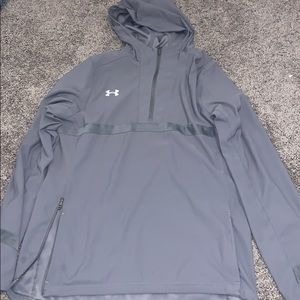 Light Under Armour pullover